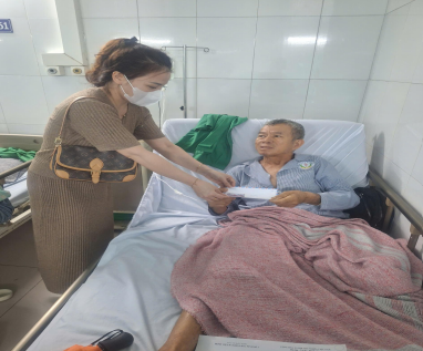 Gia đình chị Lan Hoàng trao tặng quà